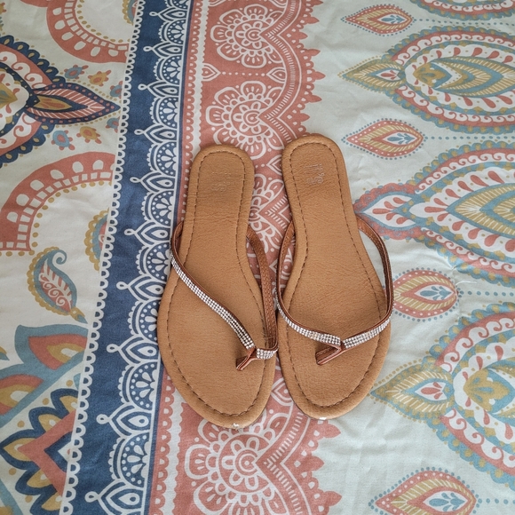 Size 7 Flip Flops - Picture 3 of 7